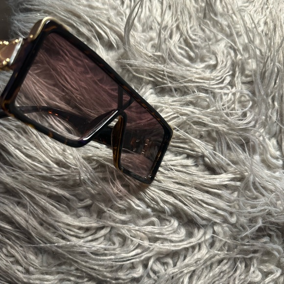 Fashion Nova Sunglasses - Picture 5 of 6